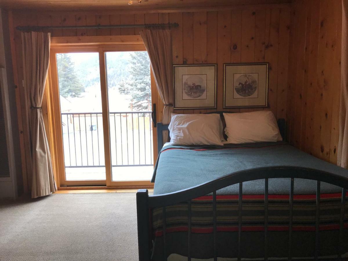 The At Hotel Red River